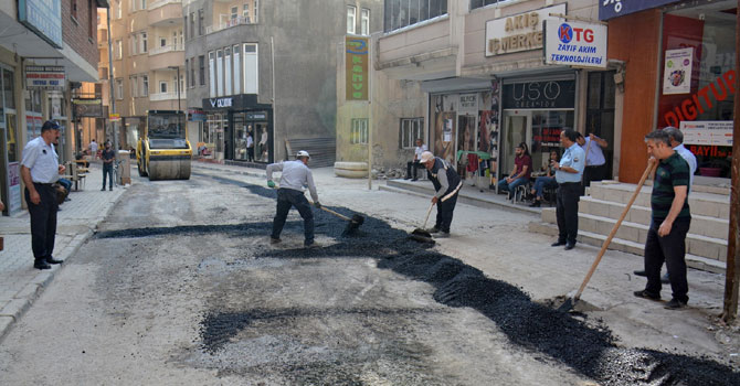 Belediye yolları onarmaya devam ediyor