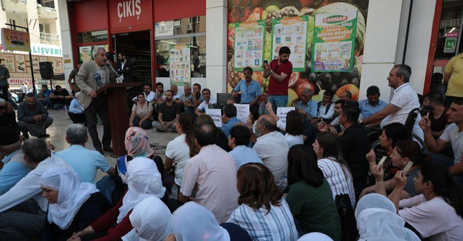 Diyarbakır'da belediye meclisi kayyum sonrası ilk toplantısını sokakta yaptı