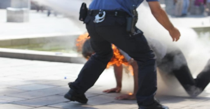 Ekonomik sıkıntılar nedeniyle bedenini ateşe verdi