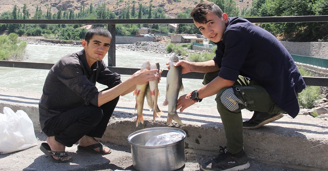Hakkari'de tuttukları Balıklarla okul harçlığını çıkarıyorlar