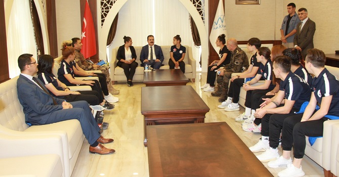 Hakkari Polisinden, sporculara malzeme desteği