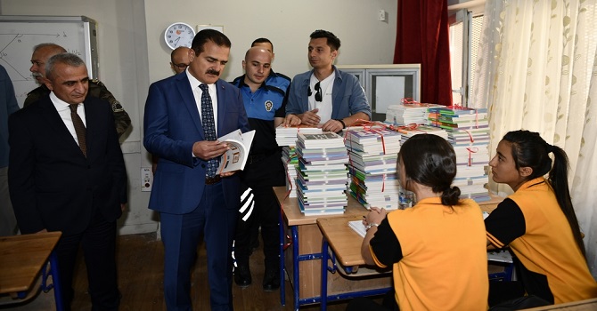 Hakkari'de Öğrencilere Üniversiteye hazırlık kaynak kitap desteği