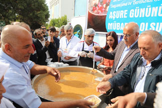 İpekyolu Belediyesi 10 bin kişiye Aşure dağıttı