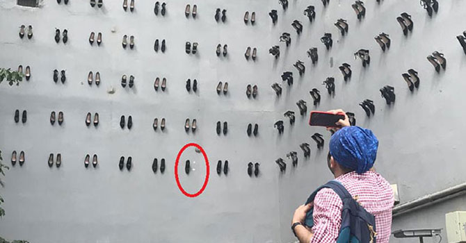 ''Utanç Duvarı''ndaki kadın ayakkabısını sökerken yakalandı