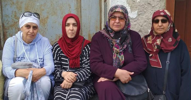 Anneler Ak Parti önünde eylemde