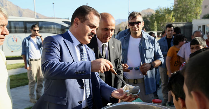 Hakkari'de öğrenci ve vatandaşlara aşure ikramı