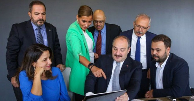 Hande Fırat, gördüğü 'yerli otomobili' anlattı