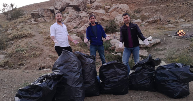 Hakkarili doğaseverler 6 torba çöp topladı