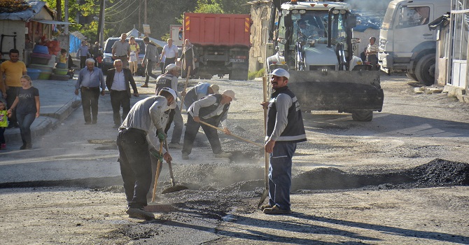 Hakkari Belediyesi bozulan yolları onarıyor