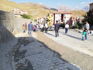 Belediye Karşıyaka TOKI'de yolları onardı