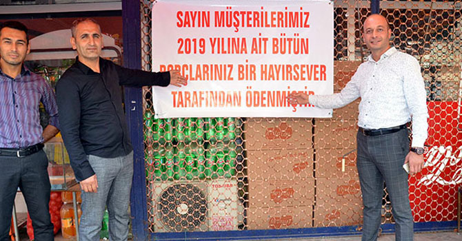 Veresiye defterini satın alarak mahallelinin borçlarını kapadı