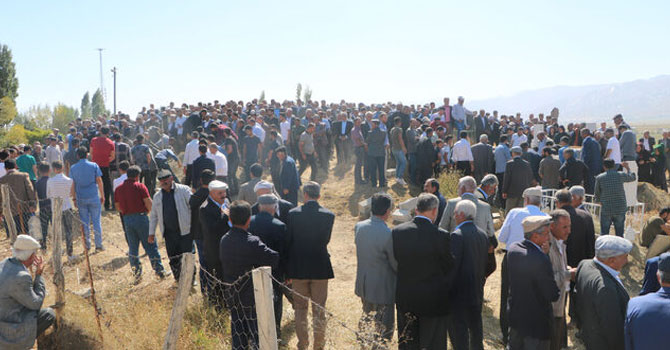 Yüksekova'daki kazada ölen 3 kişi, toprağa verildi