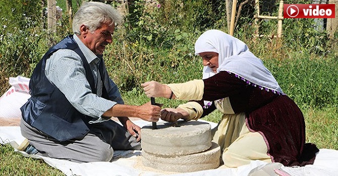 Yüksekova'da buğdayı dedelerinden kalma taş değirmende öğütüyorlar