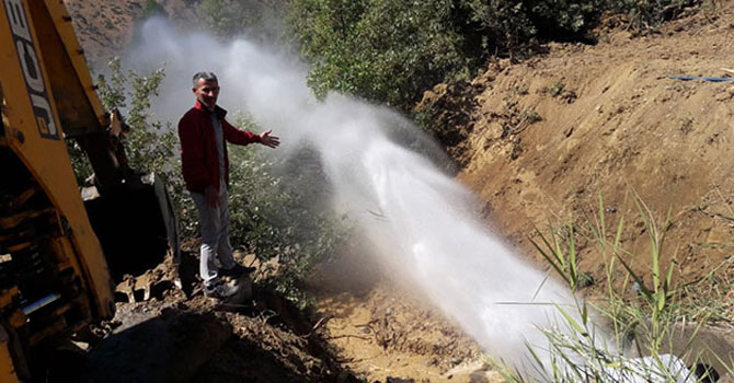 Şemdinli'de boru patladı, su metrelerce yükseğe çıktı