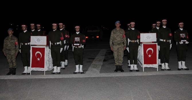 Şehit askerler  için Hakkari'de tören düzenlendi