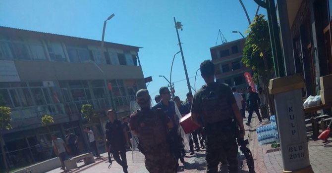 Diyarbakır'da korucular HDP binasına saldırdı: 5 gözaltı