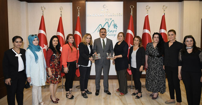 Kültür gezisinden dönen kadınlardan Vali Akbıyık'a ziyaret!