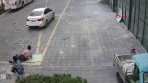 Sokakta uyurken üstünden araba geçti