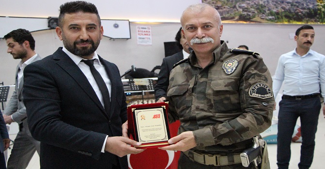 Başkan Arslan'dan Dilberoğluna plaket