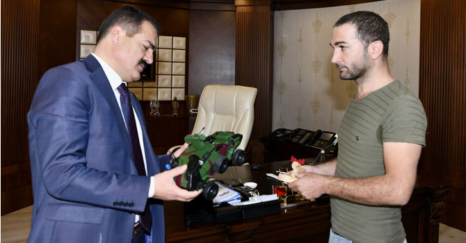 Ahşaptan süs eşyası tasarlayan Öztaş'tan Vali Akbıyık'a ziyaret!