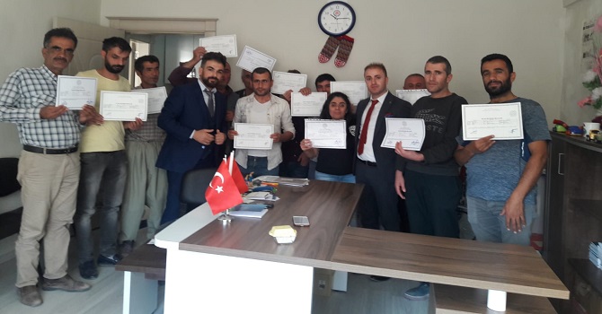 Hakkari'de Engelli kursiyerlerin belge sevinci