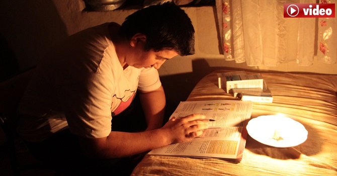 Hakkari'de elektriği kesilen Meleğin mum ışığıyla okuma mücadelesi