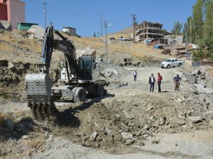 Hakkari Belediyesi yeni yol açma ve düzenleme çalışması başlattı
