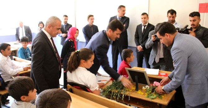 Derecik'teki kazada ölen arkadaşlarını andılar