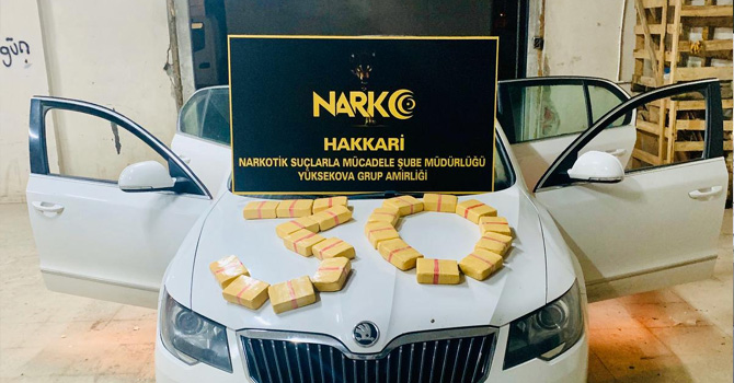 Yüksekova'da gelin süsü verilen araçta eroin ele geçirildi