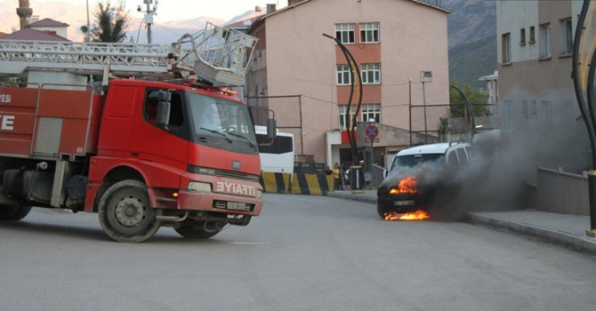 Şemdinli’de seyir halindeki araç alev aldı