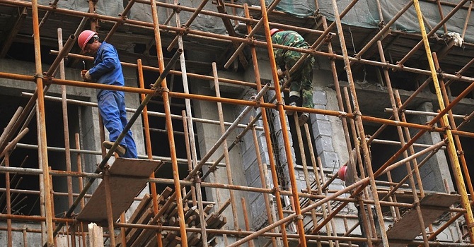 İskeleden düşen işçi ağır yaralandı