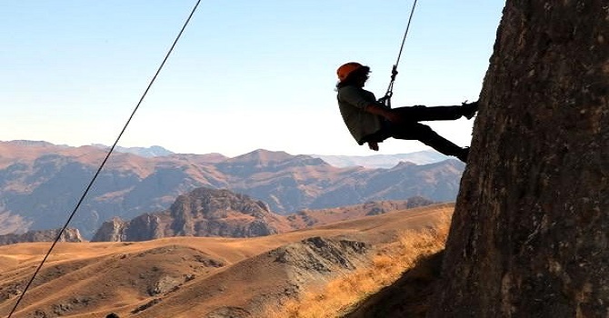 Turizme açılan Hakkari dağlarında kaya tırmanışı