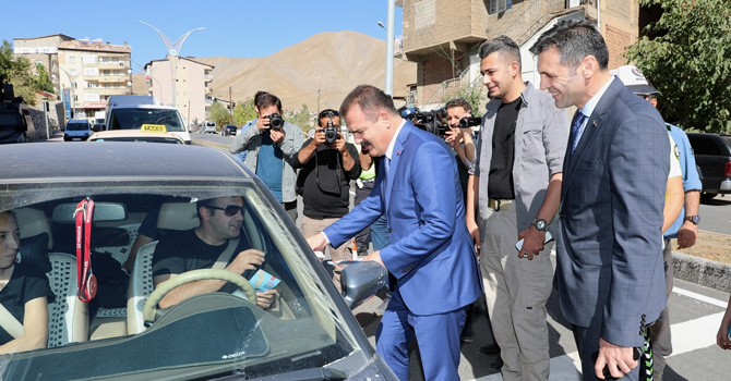 Hakkari'de 'Yaya Geçidi Nöbeti' farkındalık etkinliği