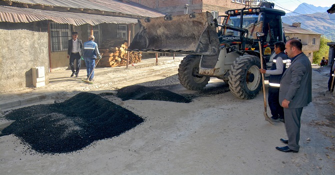 Hakkari Belediyesi bozulan yolları onarıyor
