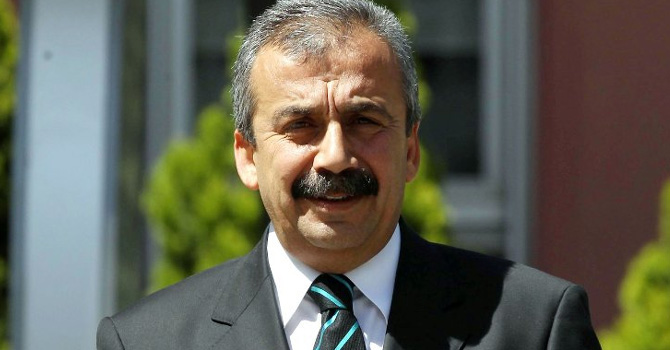 Sırrı Süreyya Önder: Birbirimizi az hırpalayıp, çok omuz vermenin yollarına bakalım