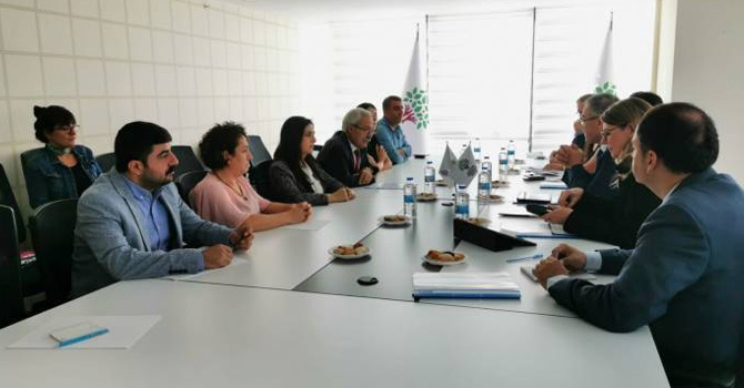 AB heyeti görevden alınan belediye eşbaşkanlarıyla görüştü