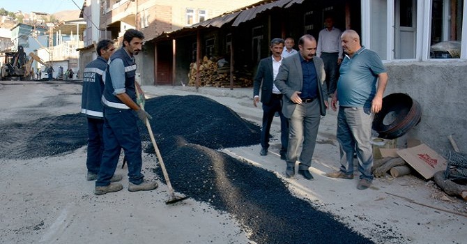 Hakkari Belediyesi bozulan yolları onarıyor