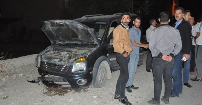 Yüksekova'da Karşıdan gelen araca çarpmamak için duvara çarptı