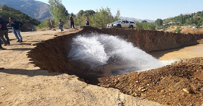 Şemdinli'de su borusu patladı