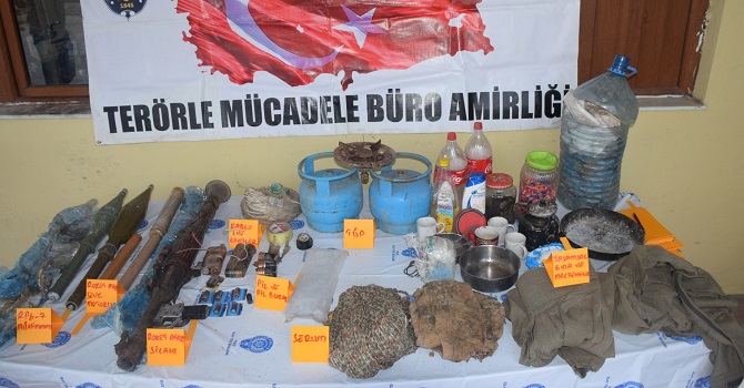 Hakkari'de Mühimmat ve Yaşam Malzemesi Ele Geçirildi