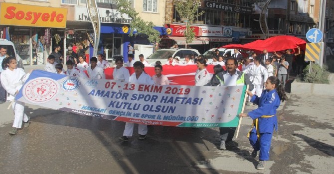 Hakkari’de “Amatör Spor Haftası” etkinlikleri kapsamında yürüyüş düzenledi
