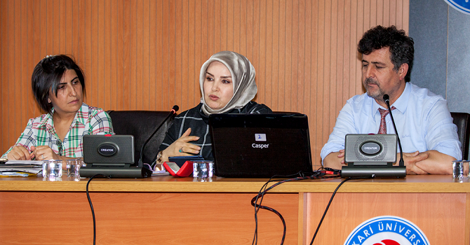 Hakkari'de “Pervin İtisami Şiirinde Gelenek ve Modernitenin Yansıması” Konferansı Düzenlendi