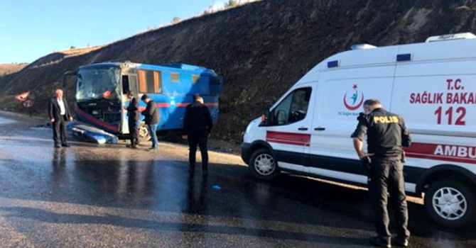 Mahkumları taşıyan nakil aracı devrildi: 5'i asker 9 kişi yaralandı
