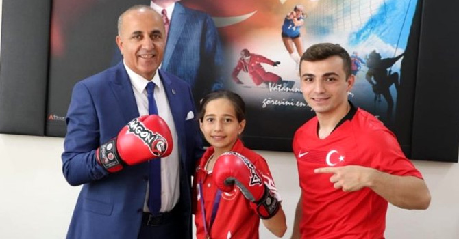 Müdür Güldal "Altın çocuğa" altın hediye etti