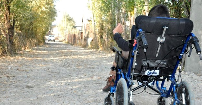 Özel gereksinimli ismail okula gitmek için yoluna asfalt istedi