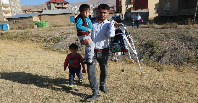 Yüksekova'da engelli oğlunu okula kucağında taşıyor