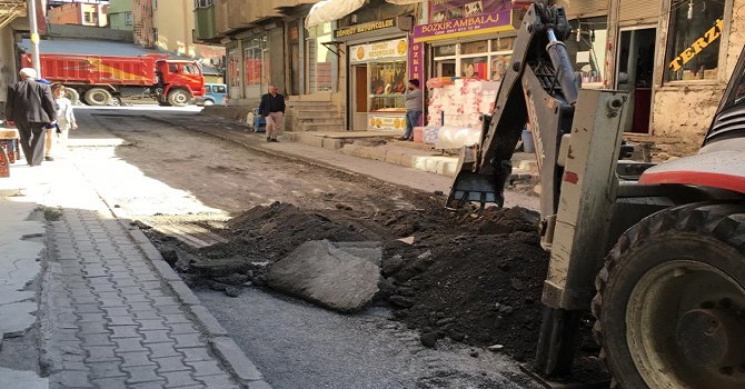 Hakkari Belediyesi bozulan yolları onarıyor