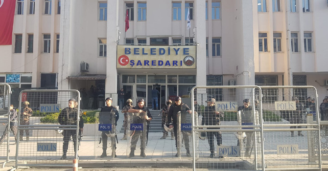 Hakkari Belediyesi önünde yoğun güvenlik önlemi!