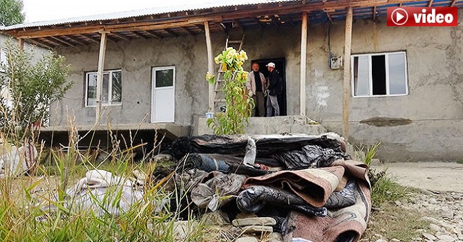 Anne, kızını alevlerden son anda kurtardı