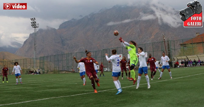 Hakkari'de kadınlar oynadı, erkekler alkışladı